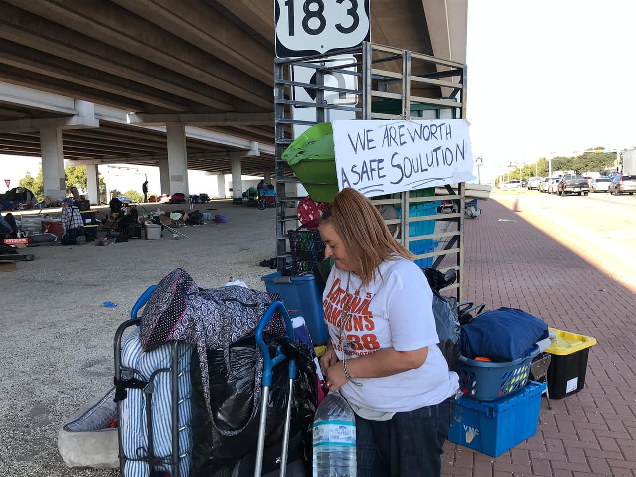 Las agencias estatales comenzarán a limpiar los campamentos de personas sin hogar de debajo de los puentes este lunes tras la dirección del 
<a href="https://www.univision.com/local/austin-kakw/alcalde-de-austin-tiene-hasta-el-1-de-noviembre-para-resolver-situacion-con-las-personas-sin-hogar">gobernador de Texas, Greg Abbott. </a>