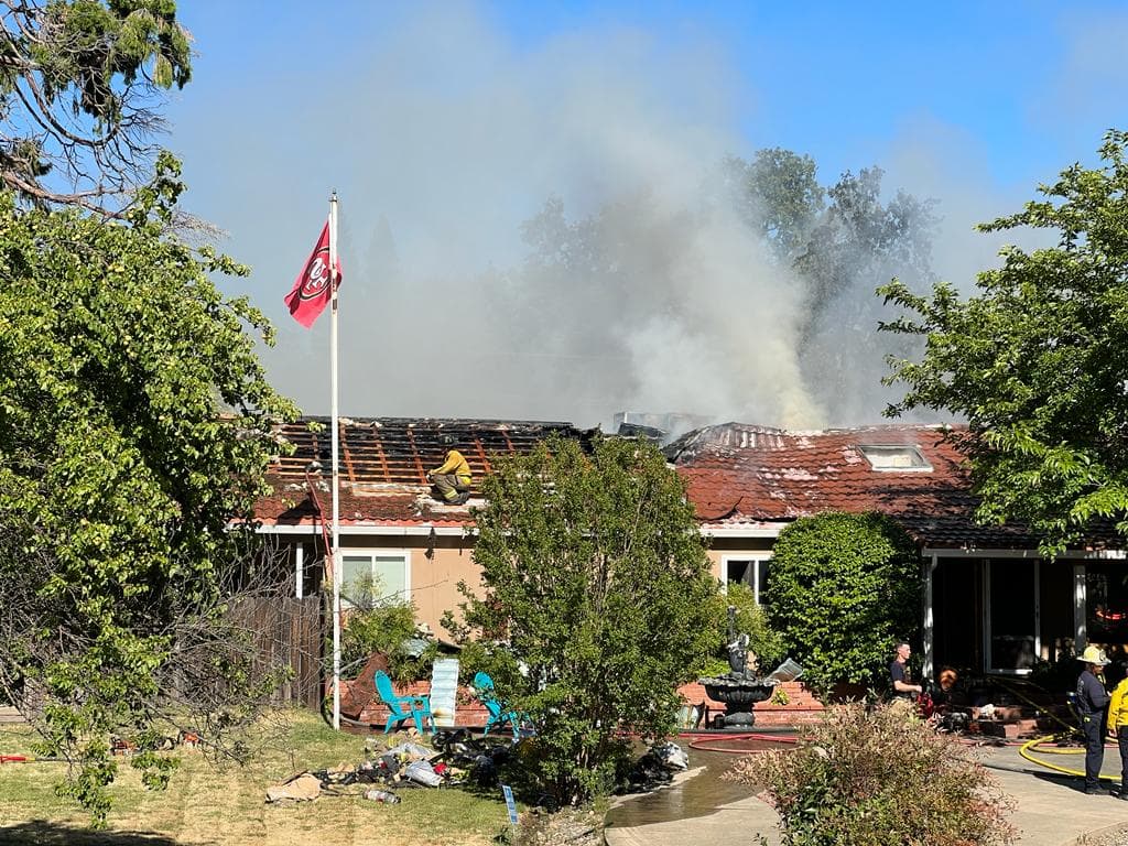 Combaten incendio en una casa en el condado de Sacramento 