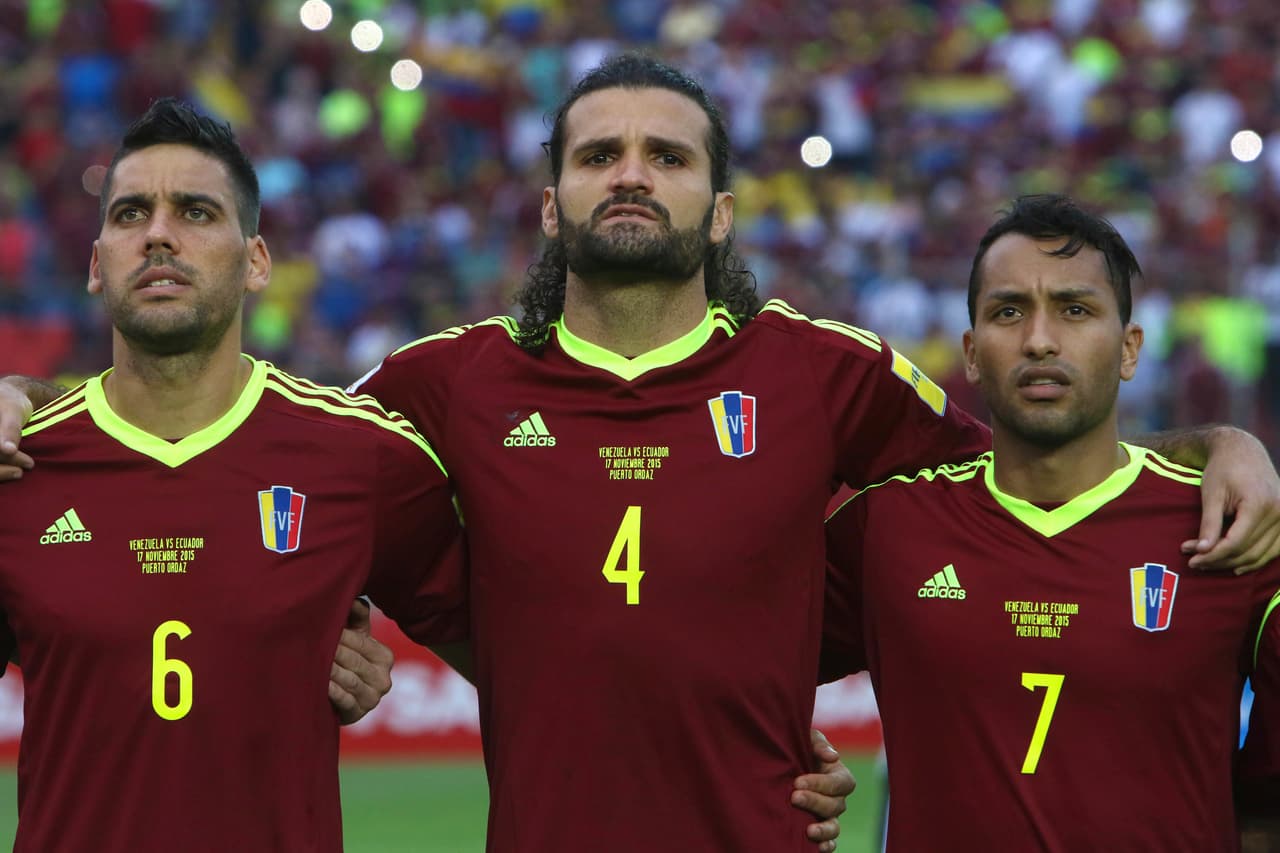 Venezuela juega con camisa color rojo vino tinto, de donde viene su famoso apodo de La Vinotinto.