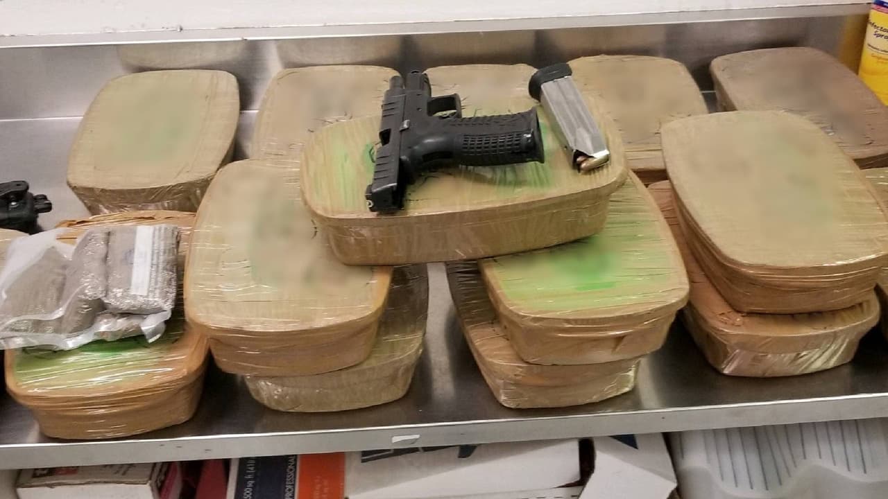 Patrulla Fronteriza decomisa más de 30 libras de drogas en dos mochilas en Nogales