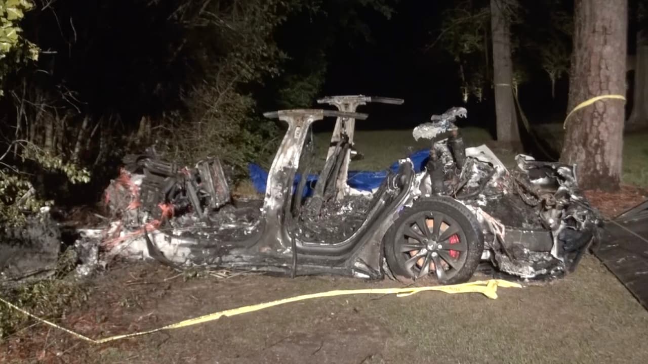 Los bomberos pasaron más de cuatro horas en poder apagar el incendio del auto. Al parecer, las baterías que tiene un Tesla por ser un vehículo eléctrico, botaron un ácido que dificultaba sofocar las llamas.