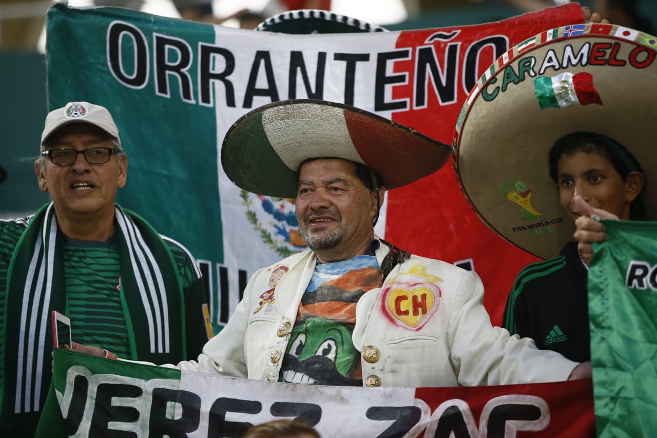 Los fanáticos de Argentina y de México le dieron un color especial con su alegría en el estadio Mario Alberto Kempes y sus alrededores en Córdoba a una jornada de fútbol de amistoso internacional.