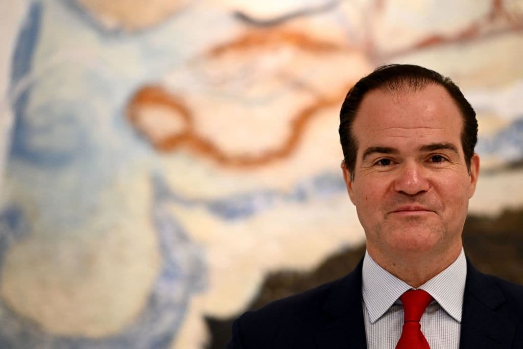 El presidente del Banco Interamericano de Desarrollo, Mauricio Claver-Carone, posa durante una entrevista con AFP en Madrid el 11 de noviembre de 2021.