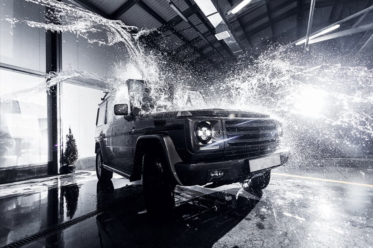 La frecuencia con la que debes de lavar tu auto 
<b>dependerá de su uso y del clima </b>al que esté expuesto. Una vez a la semana te permitirá quitar el polvo y tierra acumulada, mientras que una encerada o pulida al mes será suficiente para proteger la pintura.