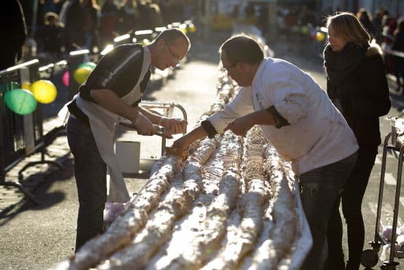 En la ciudad Francesa de Vernon, crearon el tradicional postre "Tronco de Navidad" más grande del mundo, midió 1.4 kilómetros.