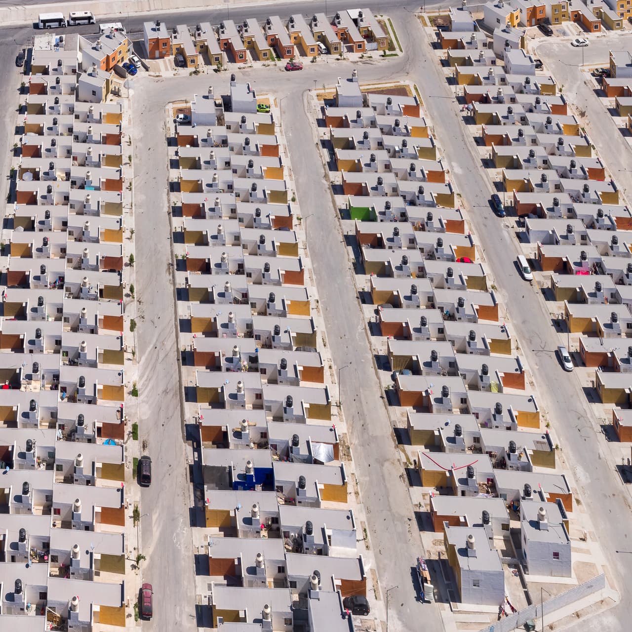 Líneas infinitas de concreto, organizadas con precisión matemática, ocultan viviendas sin jardines, veredas, caminerías ni áreas comunes. “Son espacios condenados a ser modificados por sus ocupantes, quienes los adaptarán a sus necesidades reales”, agregó Taboada. En la foto, una de las nuevas urbanizaciones en Saltillo, Coahuila, al norte de México.