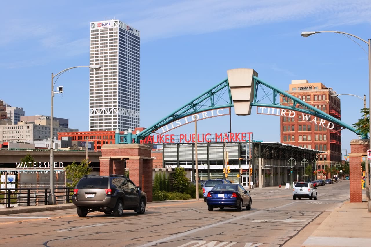 <b>13. Milwaukee, Wisconsin</b>
<br>
<br>Esta es una ciudad conocida por su cerveza y queso, pero más visitantes podrían convertirse en residentes si se enteran de los atractivos precios de la gasolina y del poco tráfico. Un viaje promedio dura 22.4 minutos y el precio promedio del combustible es de $2.04 por galón.
<br>