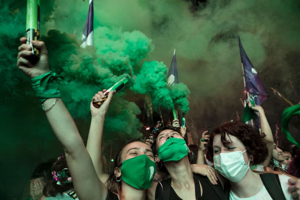 El 30 de diciembre Argentina se convirtió en el primer país de América Latina en legalizar el aborto. Miles de mujeres salieron a las calles de Buenos Aires a celebrar.
