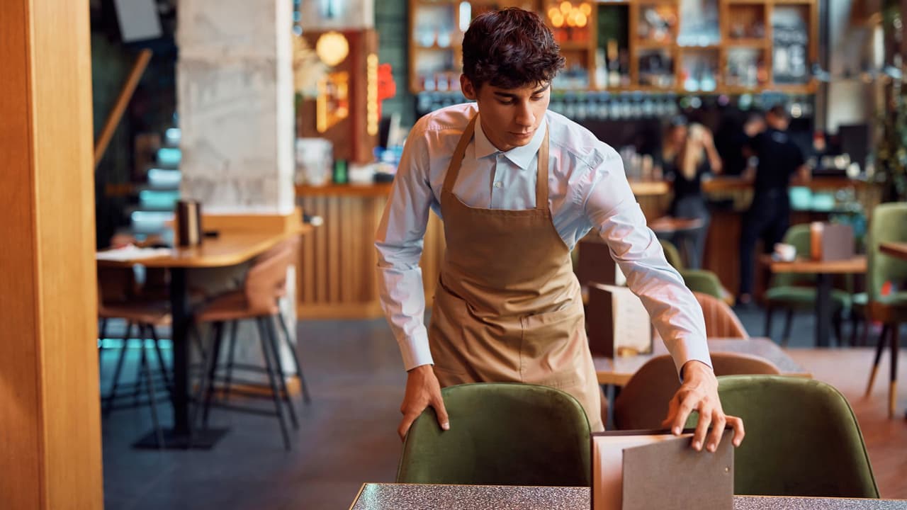 <h3 class="cms-H3-H3">Responsabilidades de los negocios</h3>
<br>Para los dueños de restaurantes, talleres, empresas de limpieza o construcción, las reglas son claras:
<br>
<b>Cumplir siempre con el Formulario I-9 </b>dentro de los tres días hábiles posteriores al inicio del empleo.
<br>
<b>Usar E-Verify únicamente cuando corresponde</b>, nunca para “pre-filtrar” candidatos.
<br>Guardar todos los registros de I-9 y de E-Verify
<b>como respaldo en caso de auditoría</b>.
<br>Capacitar al personal
<b> para evitar discriminación o errores en el proceso.</b>