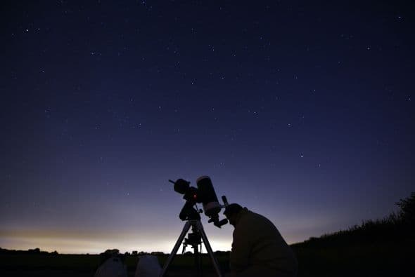 Miembros de la Sociedad Astronómica York se alistan para el espectáculo en York, al norte de Inglaterra.