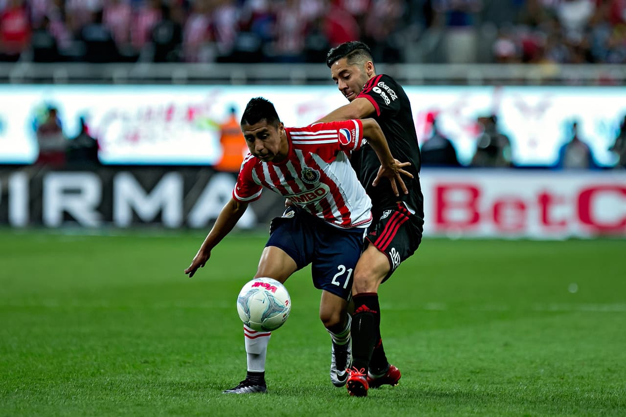 Action photo during the match Guadalajara vs Tijuana, Corresponding 8st Round of the Clausura 2016 tournament League BBVA Bancomer MX at Omnilife stadium. Foto de accion durante el partido Guadalajara vs Tijuana, correspondiente Jornada 8 del torneo Clausura 2016 de la Liga BBVA Bancomer MX, en el estadio Omnilife, en la foto: Jose David Ramirez de Guadalajara y Jose Maria Cardenas de Tijuana 28/02/2016/MEXSPORT/Emliano.
