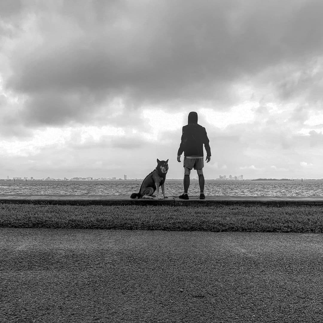 Y aquí como en una escena de película, con su mascota, la bella Mía.