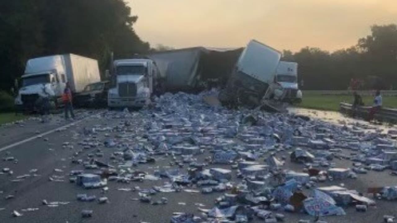 Llena de latas de cerveza queda autopista de Florida tras accidente entre varios camiones
