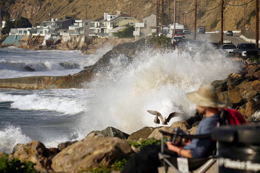 En
<b>Malibú</b>, tomaron con mayor rigor la advertencia, sobre todo porque la fuerte marejada va causando una erosión que atenta contra múltiples hogares.