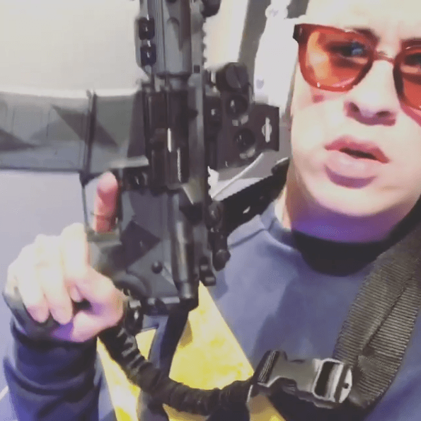 El cantante interpretaba el remix de '47' de Anuel AA y Ñengo Flow. Pero lo que llamó la atención de los internautas no fue sólo la canción, sino que el puertorriqueño mostrara un arma larga casi al final del vídeo.