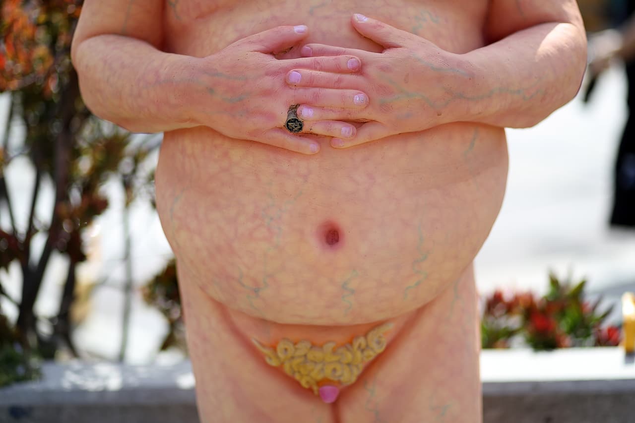 El artista 'Ginger' dijo al
<i>Post</i> que cuando comenzó a construir las obras lo hizo "con resentimiento" tras ver y escuchar "el rostro de Trump todos los días".