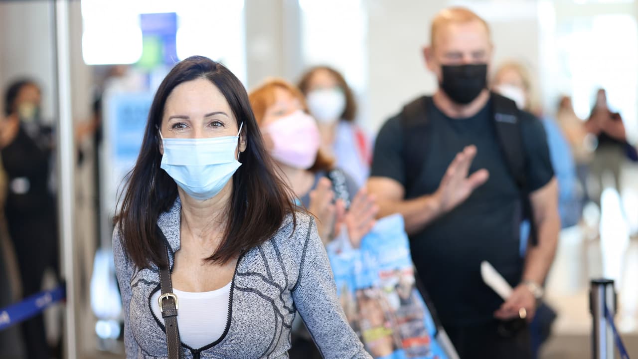 Vacunado o no, es aconsejable no bajar la guardia. 
<b>Si piensas viajar por el feriado del Día de los Caídos, sigue estos consejos para evitar contagios durante el vuelo.</b>