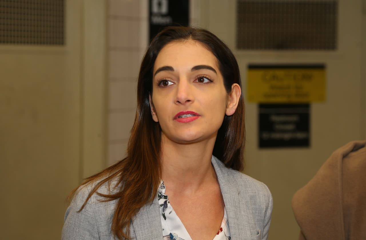 <i>“Es difícil de creer que hace unos meses la gente estaba criticando a Bernie [Sanders] como candidato presidencial por tener un tono gritón".</i>
<br>
<br>
<b>Julia Salazar, senadora estatal por Brooklyn</b>