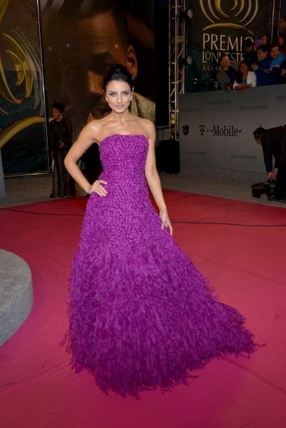 Aislynn Derbez usó un vestido morado divino.