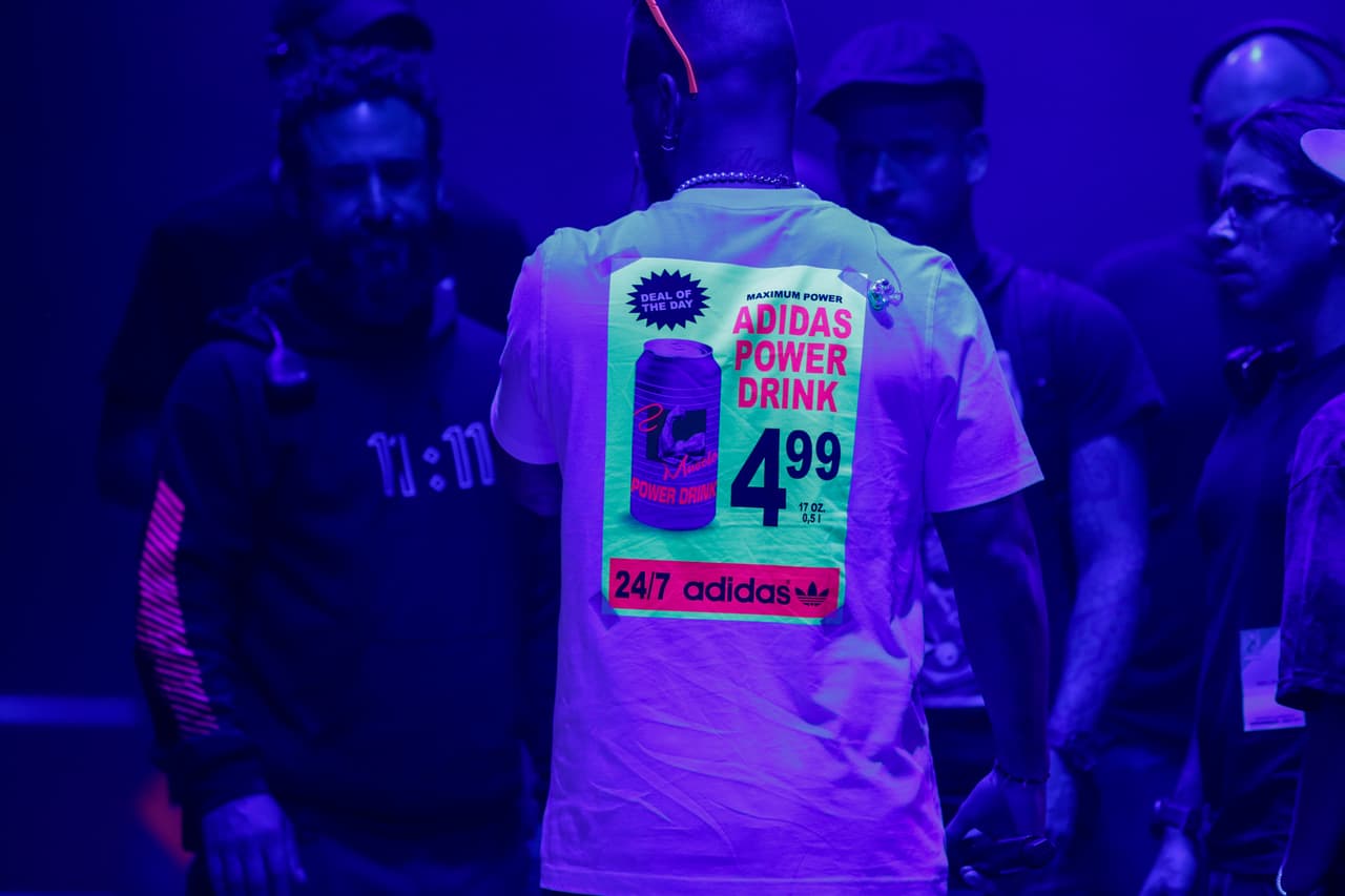 Llevaba una camiseta blanca en cuya parte posterior promovía la 'Power Drink' de Adidas a $4.99.
