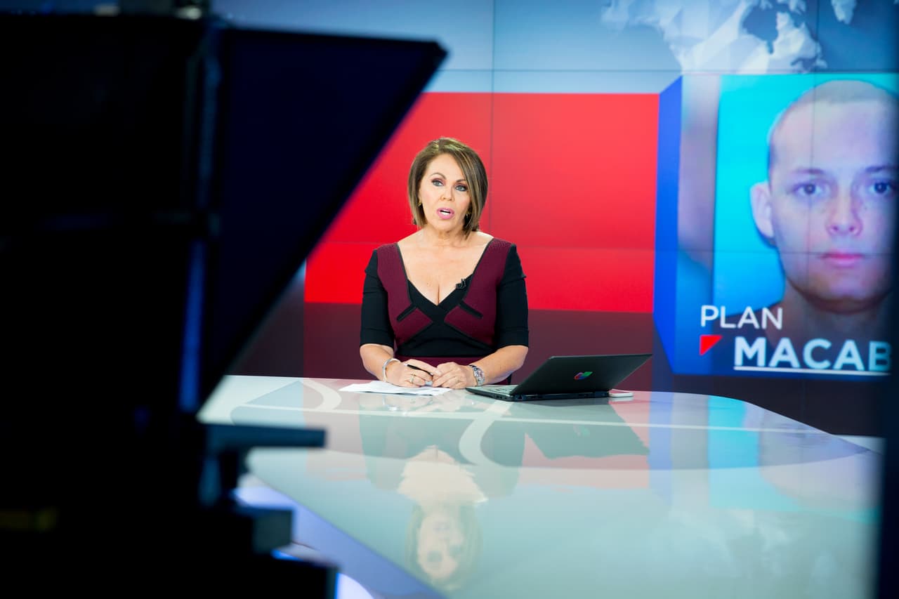 A pesar de las emociones, María Elena Salinas narró las noticias del día con serenidad, como lo hizo cada noche en Univision desde hace 36 años. "Es así como pude llegar a sus hogares noche a noche. Es así como pude lograr esas misión que me propuse desde el principio de mi carrera de no solo informarles, sino empoderarlos, impulsar a nuestra comunidad a realizar su potencial", dijo
<b><a href="http://www.univision.com/noticias/hispanos/maria-elena-salinas-gracias-buenas-noches-y-hasta-pronto">en su discurso final</a></b>.