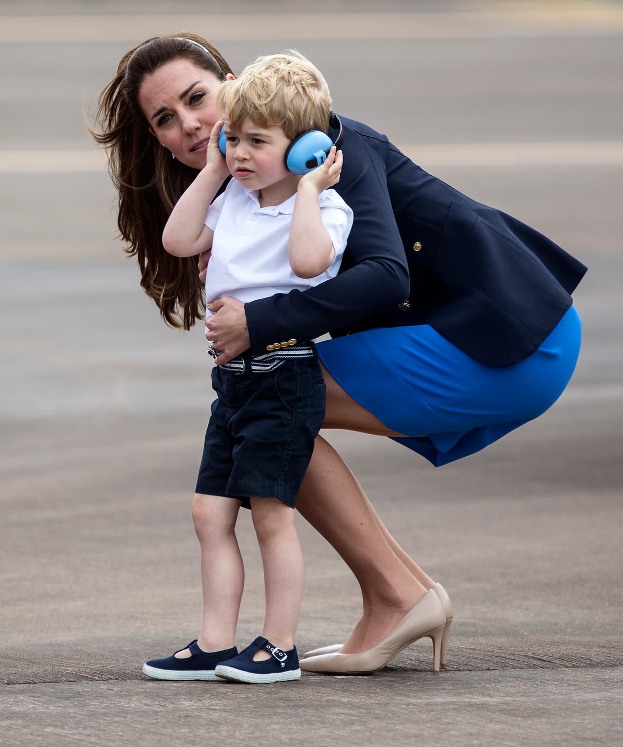 Hay combinaciones que van muy bien con el color beige. El azul
<i>navy </i>propio de los blazer de los marinos y el azul rey como el de este vestido de Stella McCartney que la duquesa usó en la base aérea Tattoo, se vuelven más cálidos y formales de la mano de este tono.