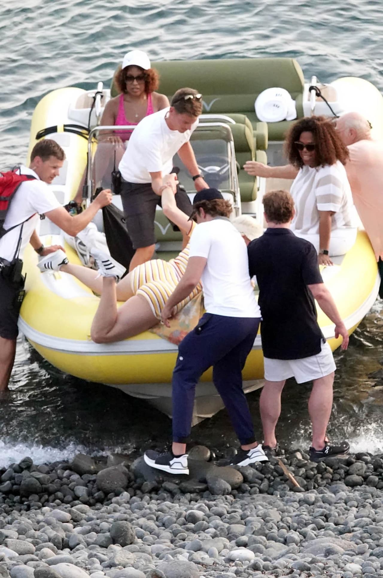 La intérprete de 'Fireworks' tomó una posición que poco le ayudó para poder subirse, lo que provocó 
<b>las risas de Oprah Winfrey.</b>