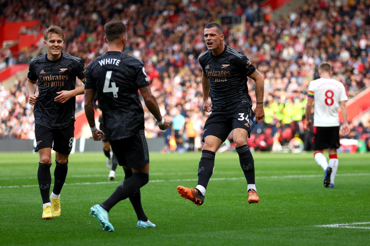 Arsenal sigue siendo el mandón en la Premier tras empatar con Southampton