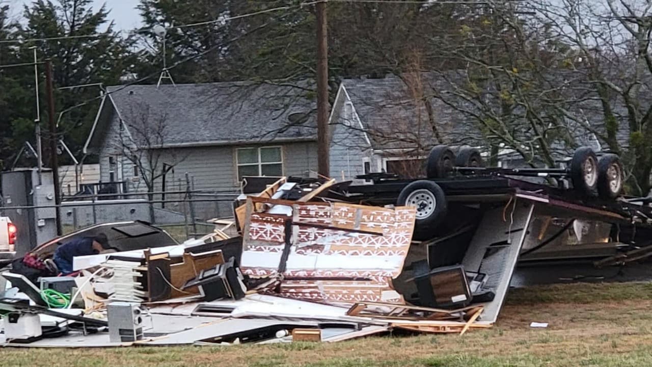 Los daños por el paso de un posible tornado en Leonard, Texas fueron captados por los vecinos. Esto fue 
<b>la tarde del lunes 14 de marzo.</b>