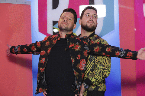 Durante su primera participación en Premios Juventud, Los Pichy Boys aprovecharon para hacer de las suyas durante la alfombra de esta premiación.