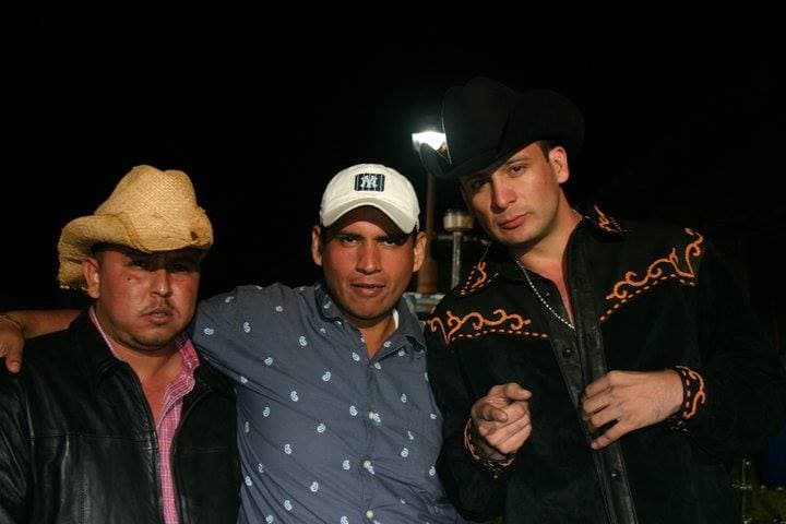 En este video sólo tuvo dos vestuarios, uno con overol de mezclilla para interpretar al granjero, y su traje de banda que luce en dos escenas.