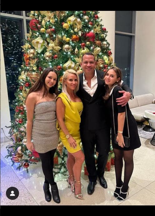 Además, en esta otra instantánea se dejó ver con ella por primera vez junto a sus 
<b><a href="https://www.univision.com/famosos/las-clases-de-jlo-han-dado-resultado-la-hija-de-arod-ya-canta-en-estudio-bajo-su-atenta-supervision-video" target="_blank">dos hijas: Natasha (18) y Ella (14)</a></b>.
<br>