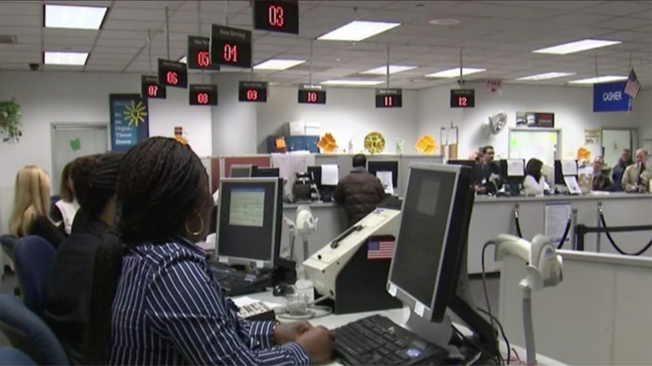 <h3 class="cms-H3-H3">PASO 5</h3>
<br>Los solicitantes deben mostrar una prueba de su firma. Se pueden presentar una tarjeta de crédito o un cheque.