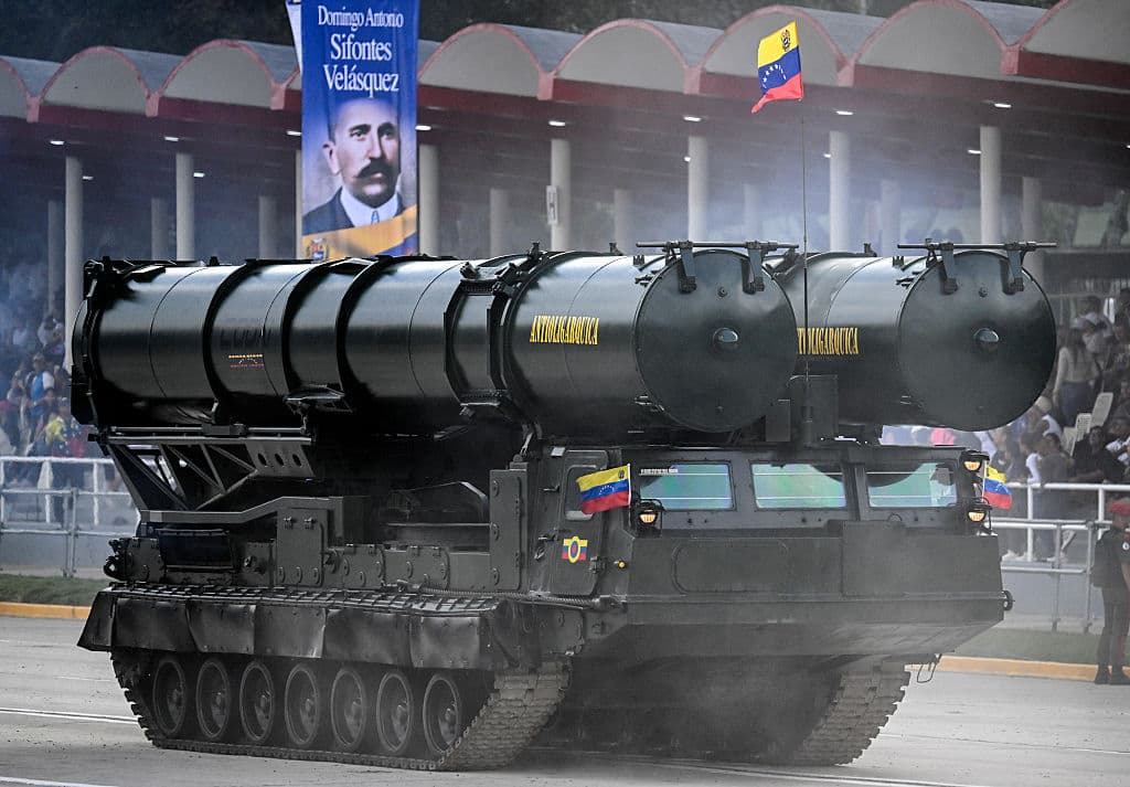 Un camión del Ejército venezolano que transporta lanzamisiles rusos participa en un desfile militar durante las celebraciones del Día de la Independencia, en Caracas, el 5 de julio de 2025.