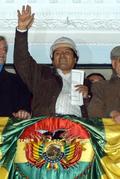 BOLIVIA VS. EMPRESAS DE HIDROCARBUROS- El 1 de mayo de 2006, y bajo un "decreto supremo", Evo Morales aprobó nacionalizar el "control absoluto" de los hidrocarburos, el cual en octubre del mismo año pasó en su totalidad a manos de Yacimientos Petrolíferos Fiscales Bolivianos (YPFB, petrolera estatal).