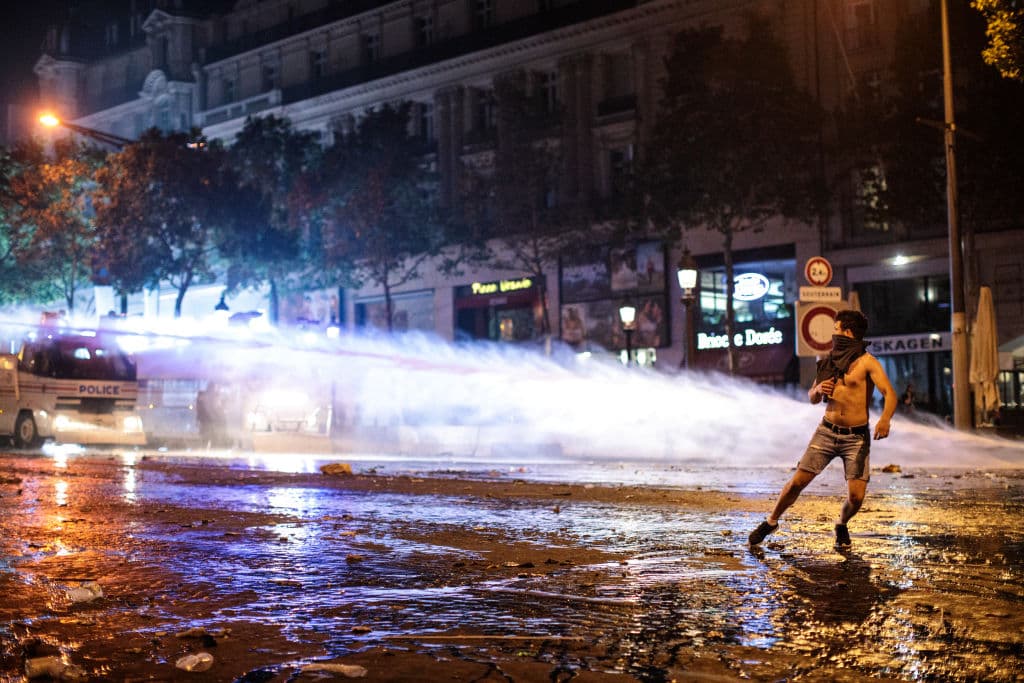 La madrugada en París fue escenario de enfrentamientos entre la Policía y cientos de personas tras la celebración del título de Francia en el Mundial de Rusia 2018.
