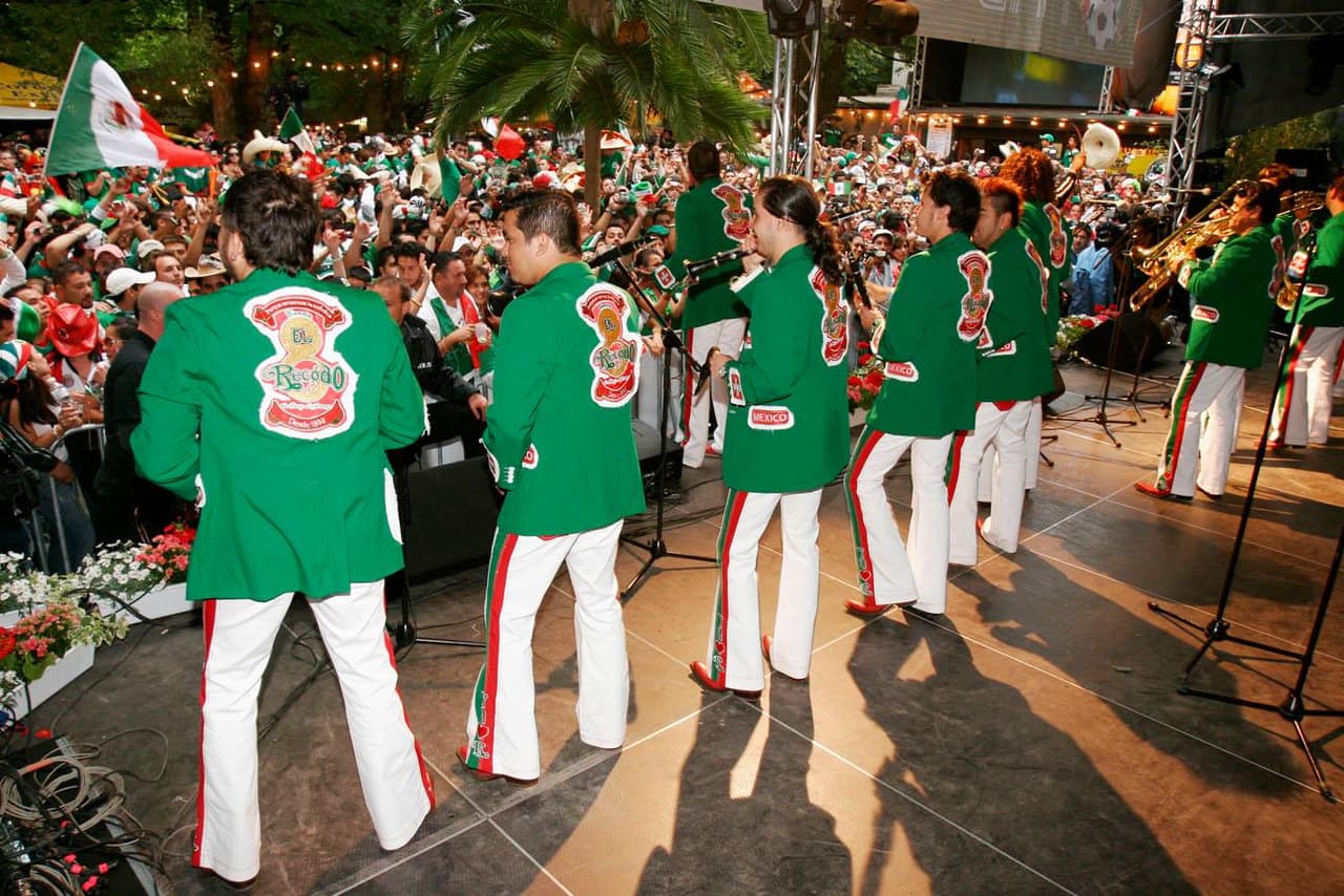 Los miles de aficionados mexicanos y extranjeros que se alistaban a presenciar el partido del Tricolor entraron al estadio cargados de adrenalina patriótica, luego de escuchar a sus paisanos de El Recodo interpretar temas como 'Y llegaste tú', 'El Sinaloense' y para rematar 'El Rey', a ritmo de la tambora.