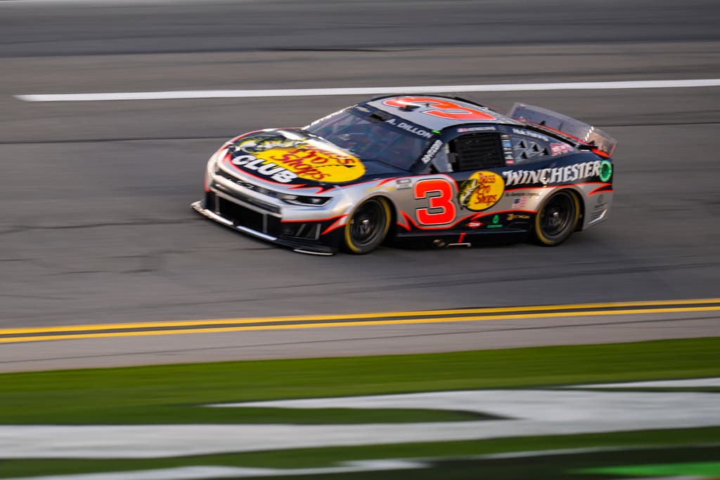 <b>Finales definidos por milésimas. </b>El Daytona 500 ha sido escenario de algunos de los finales más cerrados en la historia del deporte motor, consolidando su fama como una carrera impredecible hasta la última vuelta.