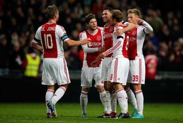 Los goles del mexicano despertaron la curiosidad del Ajax de la Eredivisie pero al final fue chisme de semanas, no hubo ofertas formales ni declaraciones del club europeo.
