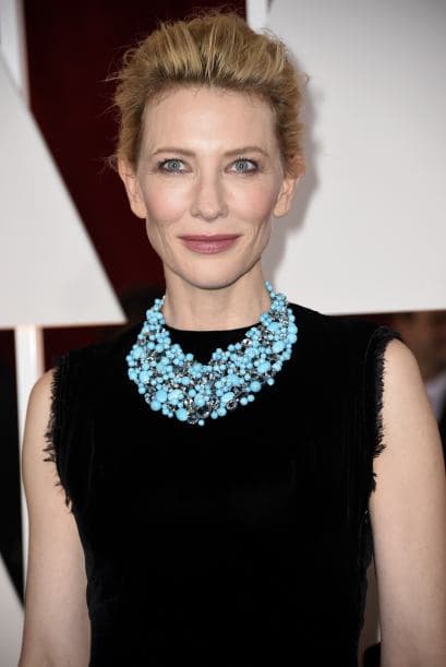 Cuello redondo. Un collar tipo babero, puede ser ideal.