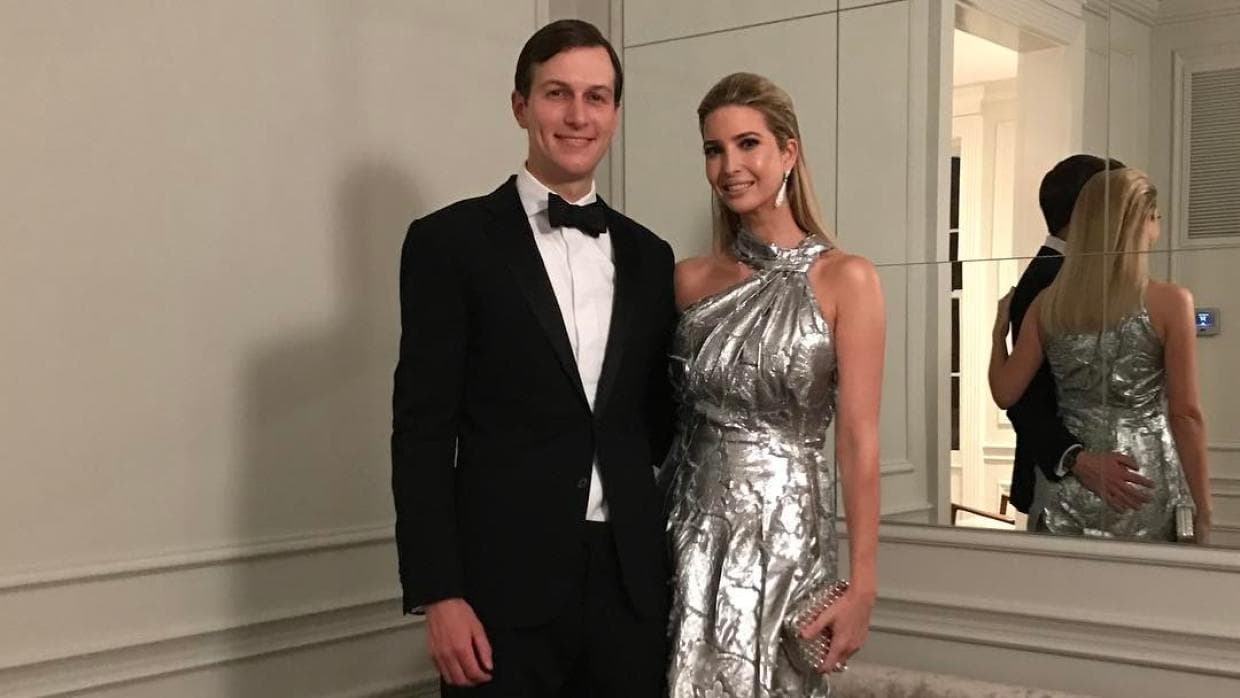 <b>El vestido plateado de Ivanka Trump</b>
<br>La hija de Donald Trump subió a Instagram en enero una foto en la que 
<a href="https://www.univision.com/noticias/trending/llueven-criticas-a-ivanka-trump-por-fotografiarse-con-un-vestido-de-5-000-dolares-mientras-los-refugiados-eran-retenidos-en-los-aeropuertos">aparecía luciendo un vestido plateado de 5,000 dólares</a> mientras en los aeropuertos los inmigrantes (algunos residentes permanentes) de siete países musulmanes eran retenidos y se les denegaba la entrada al país.