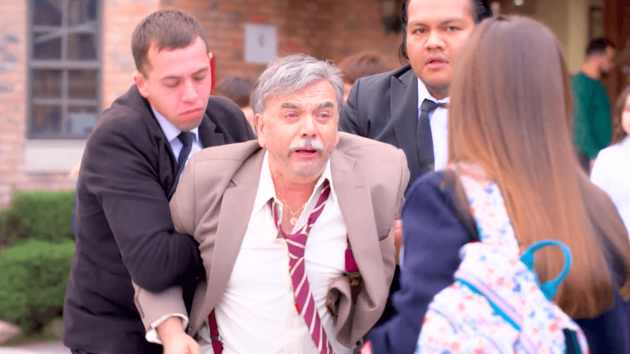 Flores llega borracho a la escuela de Alexa | Tan Cerca De Ti, Nace El Amor | Capítulo 62