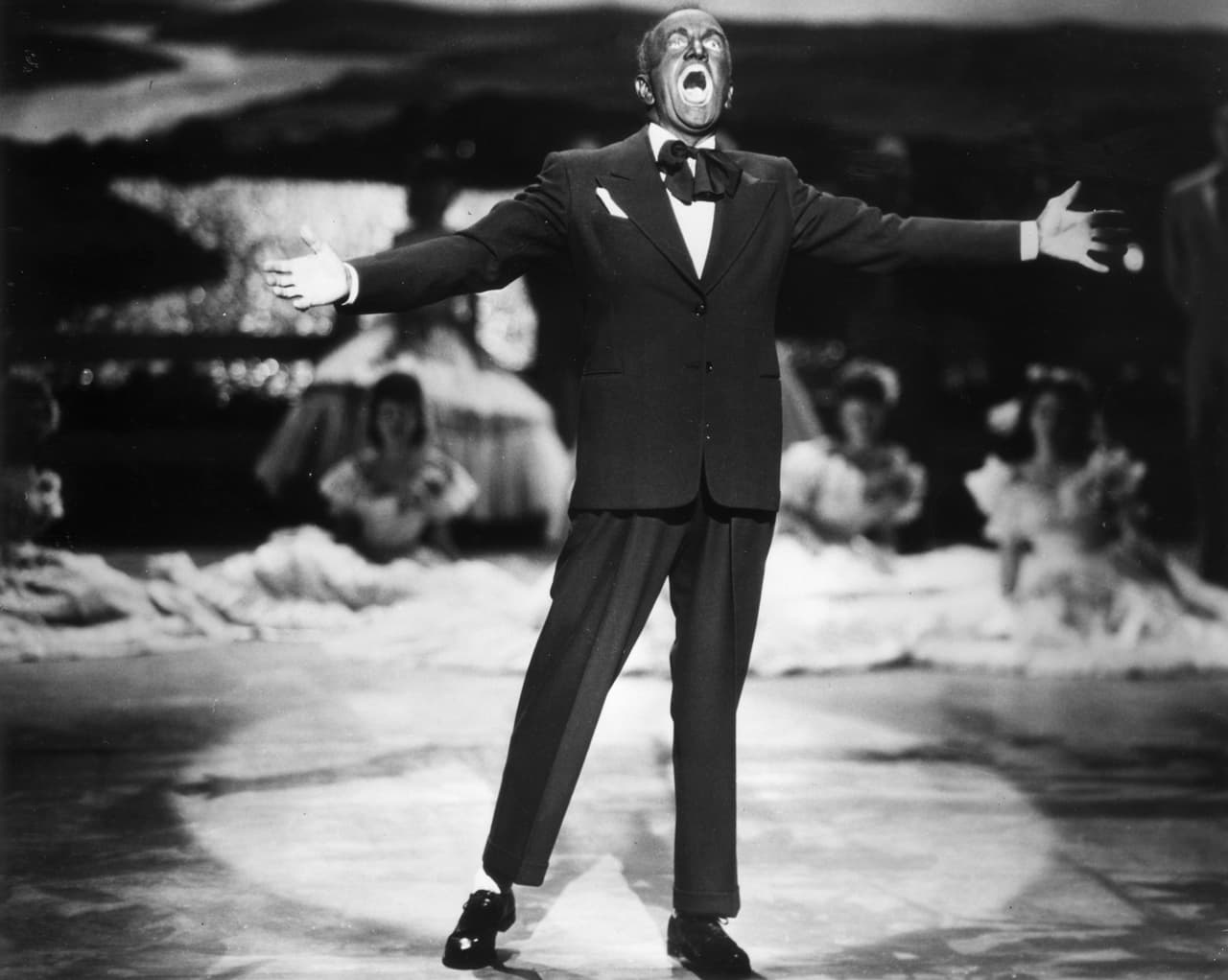 En 1927, el actor y cantante estadounidense Al Jolson (1886-1950), considerado el rey del 
<i>blackface</i>, en la primera película con sonido sincronizado de la historia, 
<i>'The Jazz Singer'. </i>Al Jolson hace el papel de un judío que para poder cantar jazz se pinta de negro.
