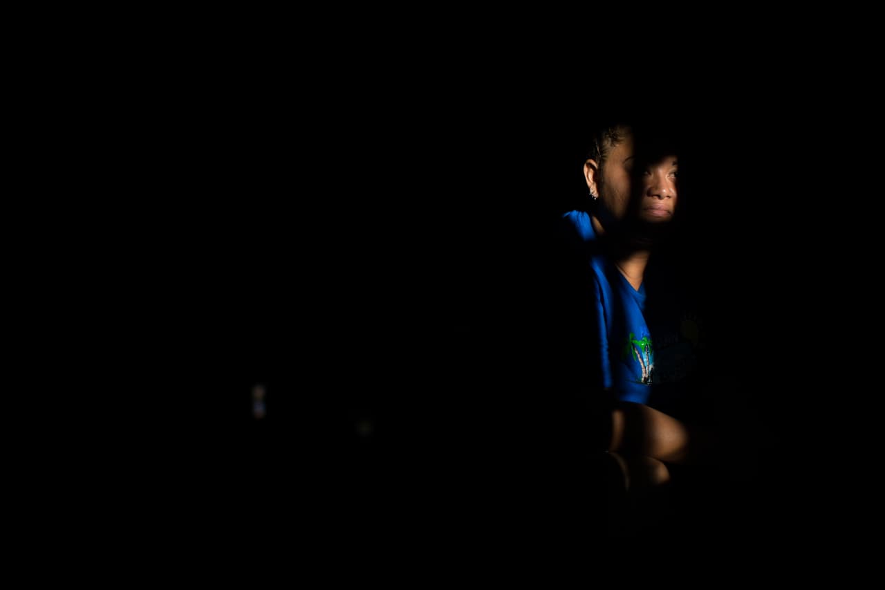 Brenda Ruiz huyó de El Salvador porque asegura que ya no sabía dónde esconderse de su expareja, que la golpeaba. Migró sola, dejó a su hijo de 10 años con el padre. Ella cree que tiene un caso sólido, pues trae consigo pruebas de los maltratos. Recrimina desencantada que otros migrantes que inventan historias "están del otro lado".