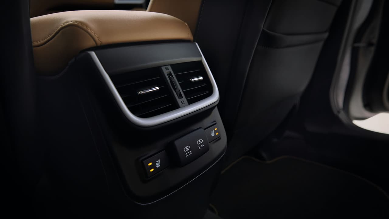 El Subaru Legacy 2020 es el primero de la línea en ofrecer conectividad Wi-Fi con acceso al internet através de conección rápida a travez de conección 4G LTE ampliando las opciones de entretenimiento para los pasajeros de los asientos traseros, quienes contarán con las
<b>conexiones USB</b> necesarias para cargar sus aparatos.