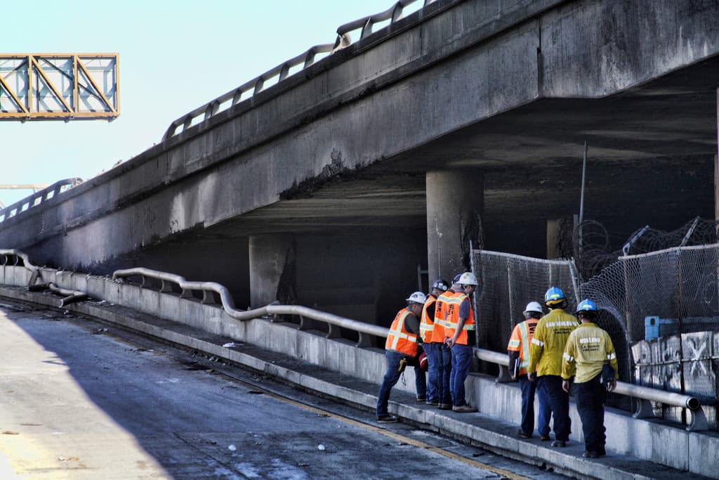 Sin embargo, el incendio obligó a varias personas sin hogar a evacuar el área y causó daños o destrucción a varios vehículos, incluido un camión de bomberos.