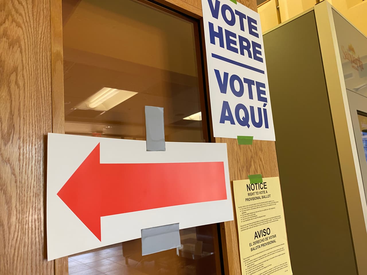 Al ingresar al centro de votación se deben cumplir ciertos protocolos, esperar en la puerta, luego te hacen pasar y se conserva el distanciamiento social. Para firmar cubren con un plástico el libro dejando solamente abierto el espacio con la intención que no toques nada y sea fácil. Al terminar desinfectan cada estación con un spray.