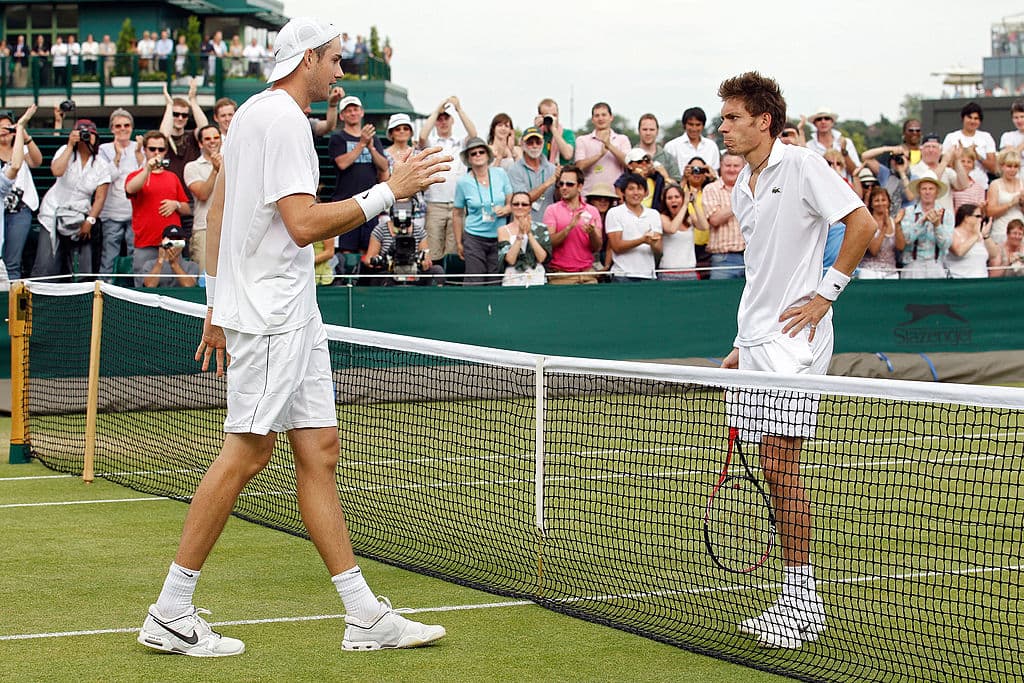 El norteamericano Isner (izquierda) venció al francés Mahut (derecha) con parciales de 6-4, 3-6, 6-7 (7), 7-6 (3), 70-68, en un desempate que pareció interminable.