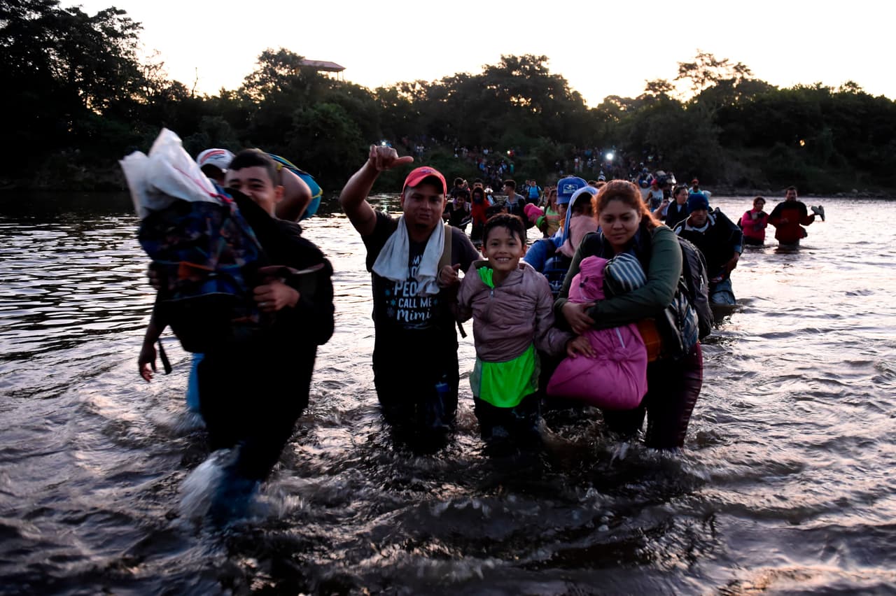 Cientos de migrantes centroamericanos de la caravana logran cruzar a México desde Guatemala 
