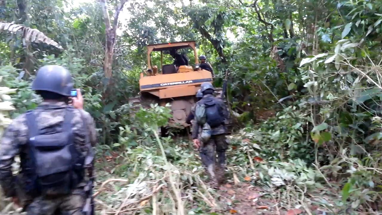 Los narcos usan maquinaria pesada para construir pistas clandestinas en mitad de la selva.